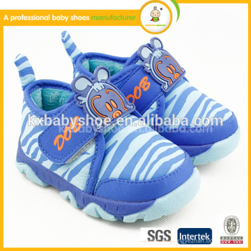Baby-Mädchen-Schuhe Zeit begrenzter Flecken Tpr 2015 Großhandels-China-Kind-Schuh-neuer Art-preiswerter Unisex-Säuglingsbaby-Form-Art- und Weisekind